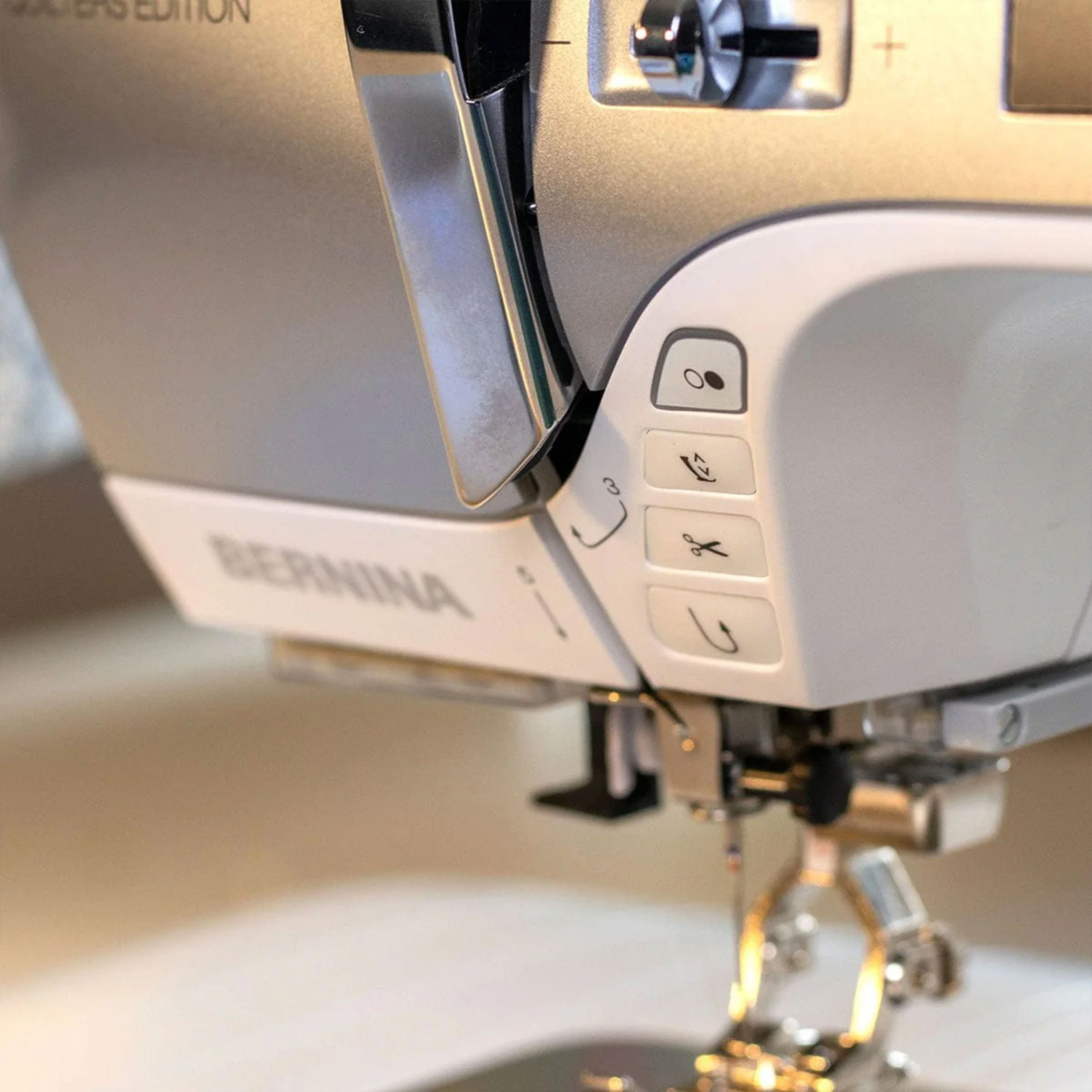 Bernina 570 QE Sewing Machine - Image 16