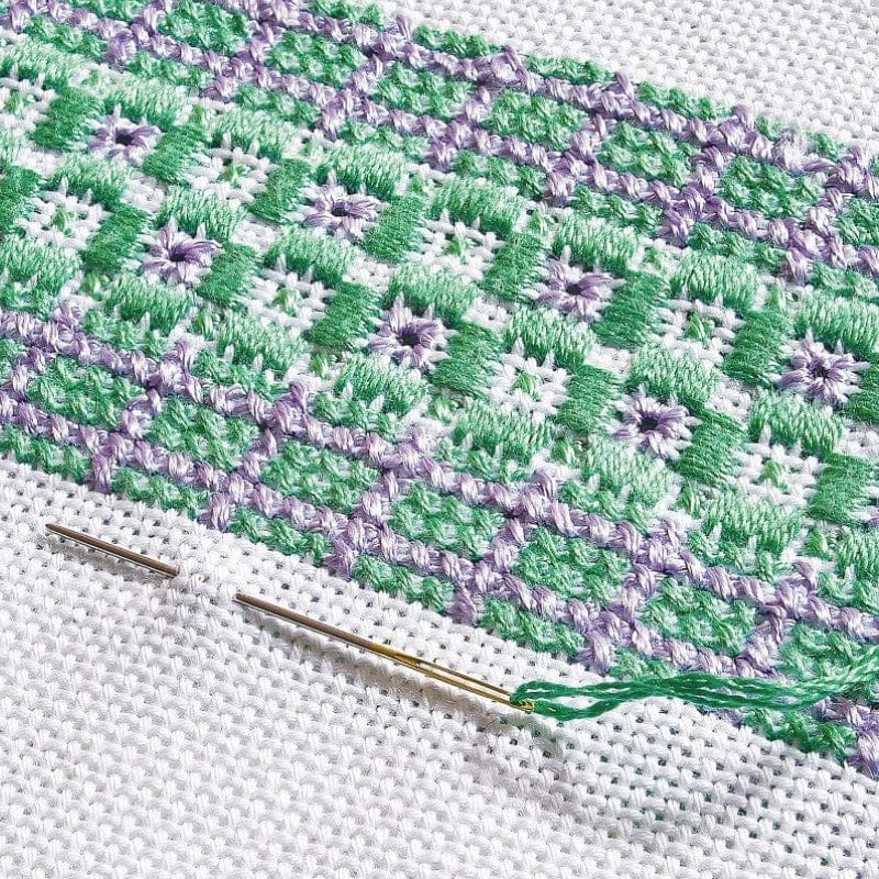 Gold Eye Sewing Needles: Tapestry: Size 22 - Image 2