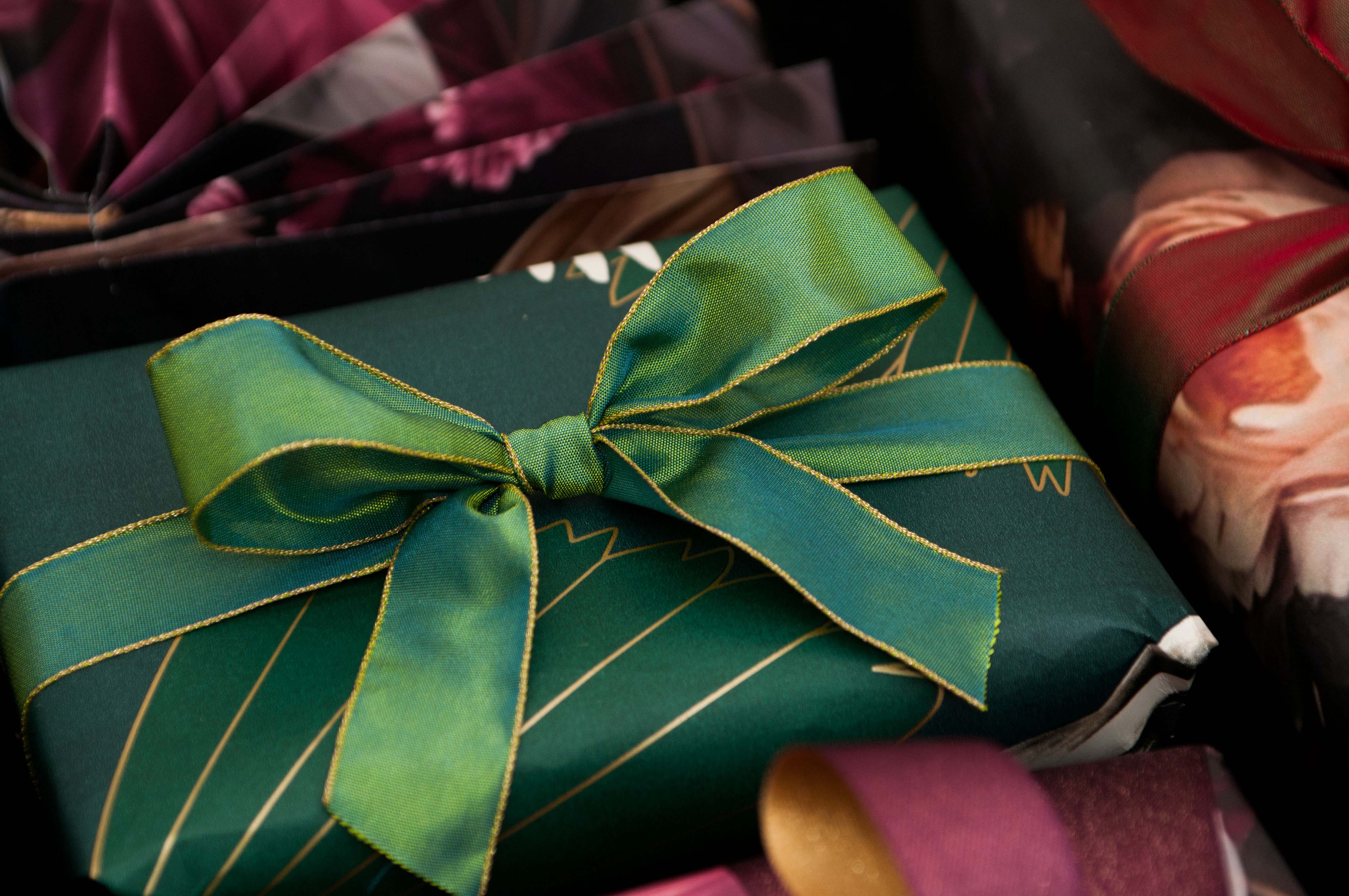 Radiance Ribbon Two Tone Shot Taffeta Metallic Edge Mizu Apple 25mm Wide - Image 3
